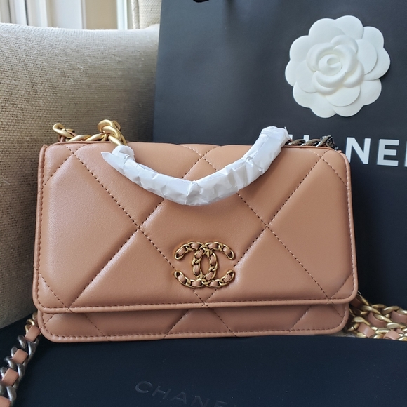 Authentic Brand New Chanel 19 WOC 21K - Picture 5 of 10